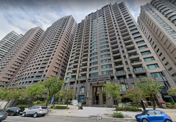 該區房價以美術館呈放射狀，越往後排房價稍稍遞減。翻攝google map