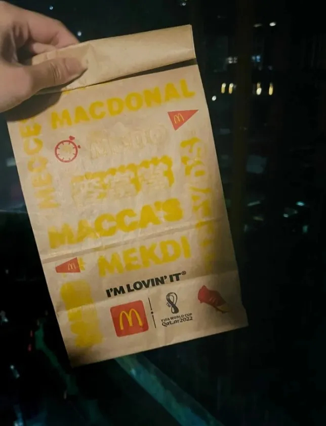 紙袋上印著「麥當當」3字。翻攝《Dcard》