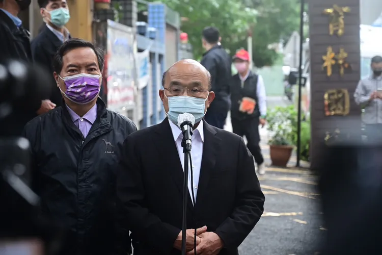 蘇貞昌步出投票所後，接受媒體訪問。行政院提供