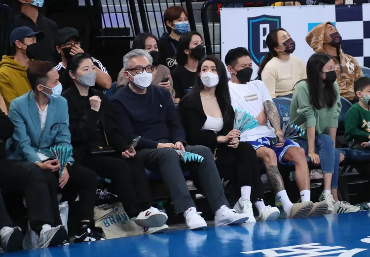 今場邊也有火辣球迷。   鄭孟晃攝