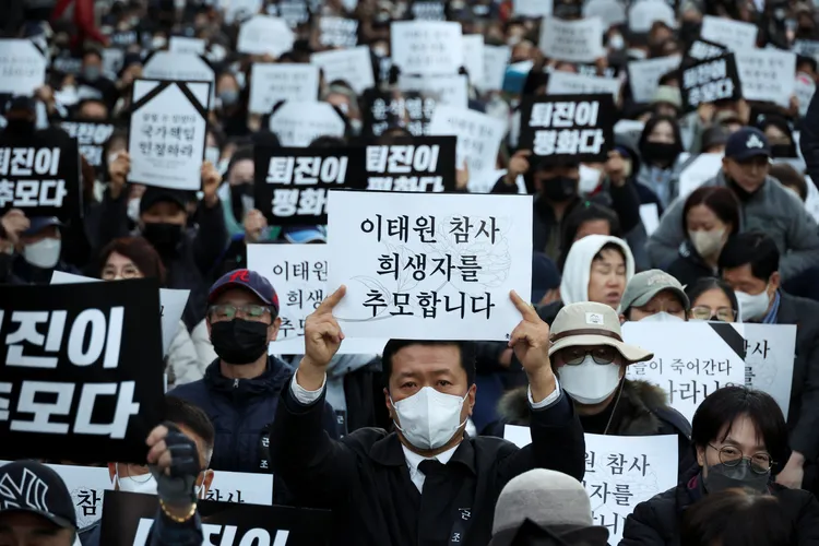 隨著全國哀悼期即將結束，民眾的憤怒與日俱增。