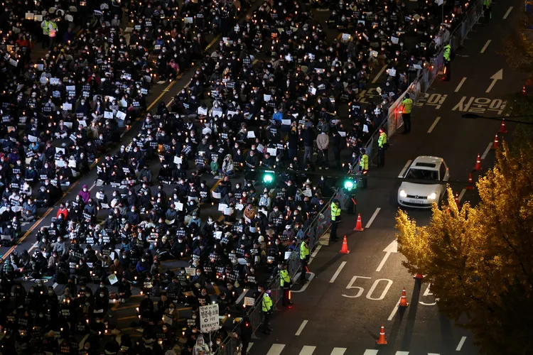 南韓首爾街頭聚集大批民眾悼念梨泰院罹難者。路透社