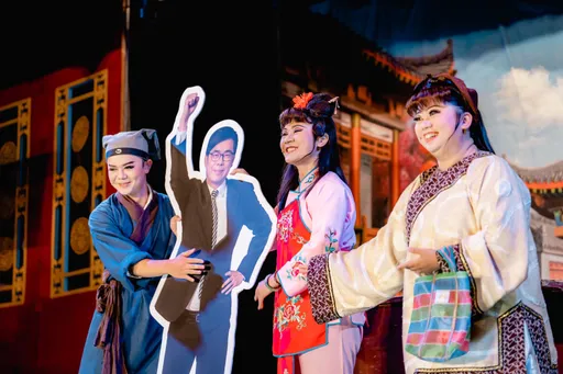 粉墨登场最后冲刺!台湾基进候选人唱歌仔戏 陈其迈也入镜