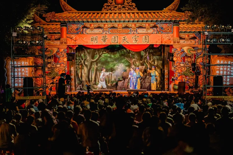 台灣基進市議員候選人李雨蓁、張博洋昨晚邀請明華園在高雄鳳山演出《郎心狼心》。基進提供