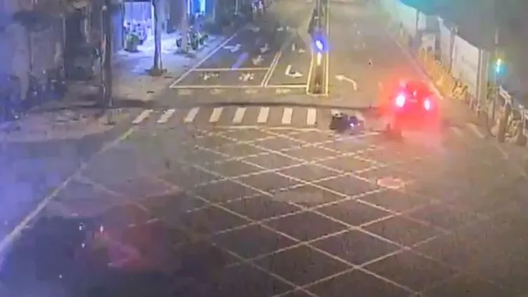 機車被撞倒在地。中壢警分局提供
