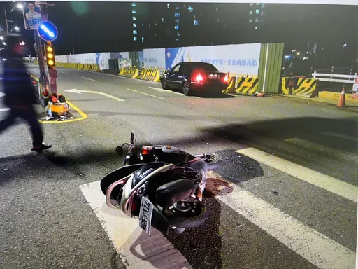 女騎士搶快左轉釀禍　遭直行小客車撞飛輕傷