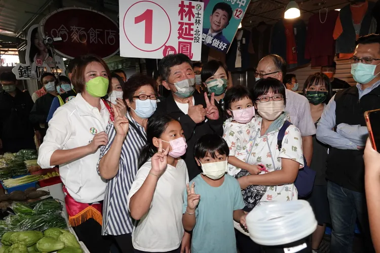 有民眾帶孩子與陳時中合照。陳德興攝