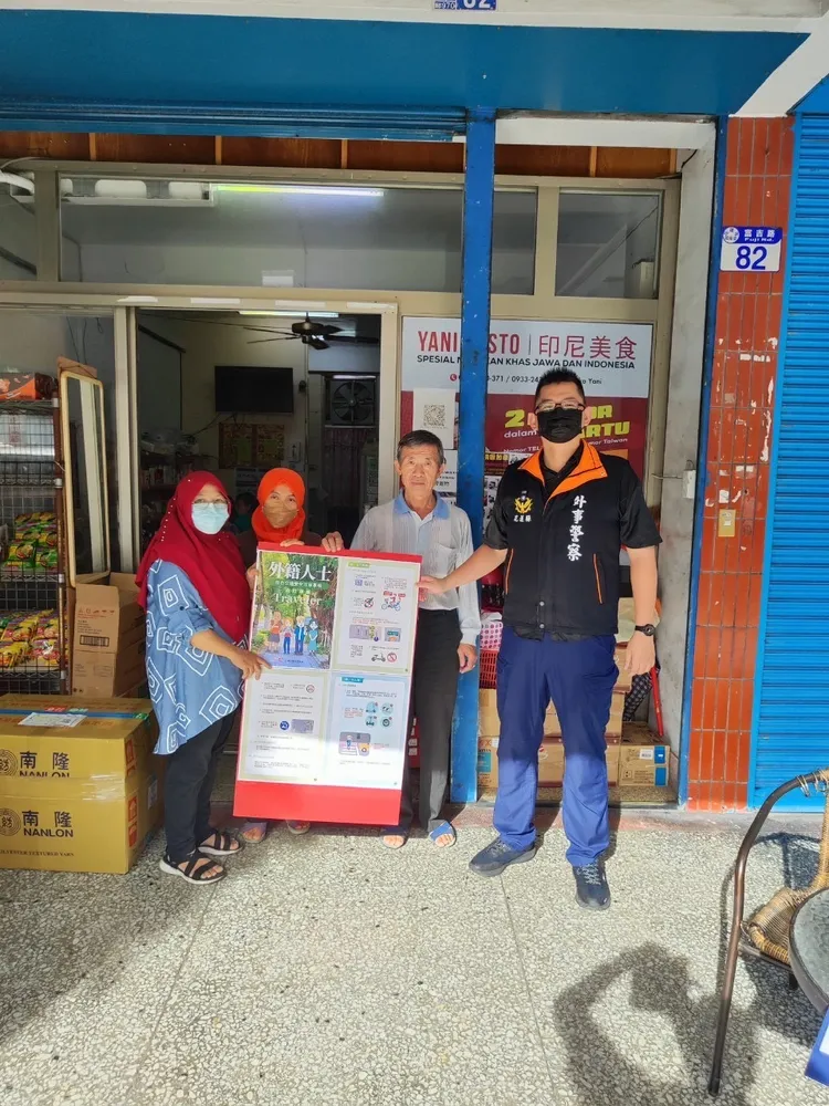 警方向移工宣導交通新制。花蓮縣警察局提供