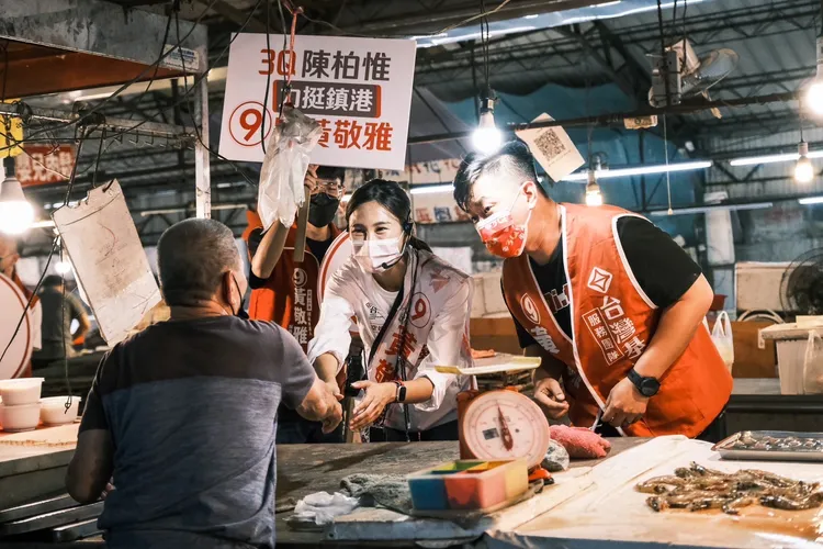 黃敬雅與前立委陳柏維一同前往小港漢民黃昏市場掃街拜票。黃敬雅提供