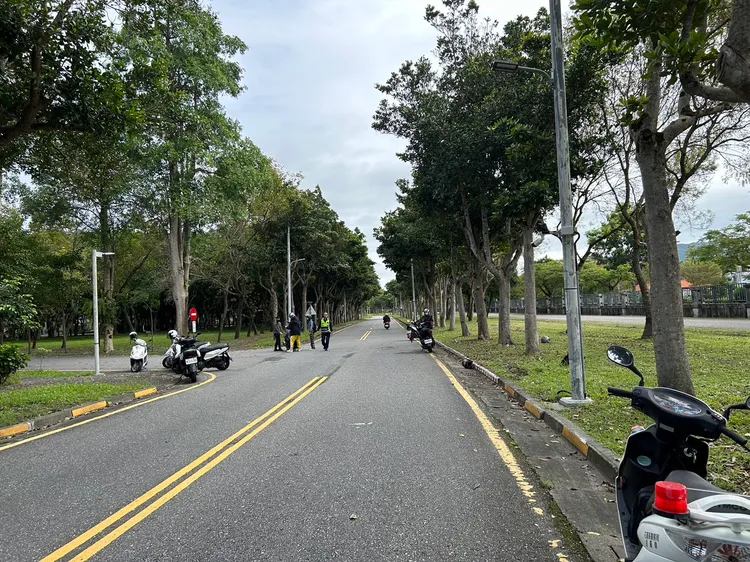車禍地點非彎道，事故原因待查。翻攝畫面