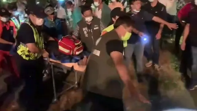 救护人员将林男送医抢救。民众提供