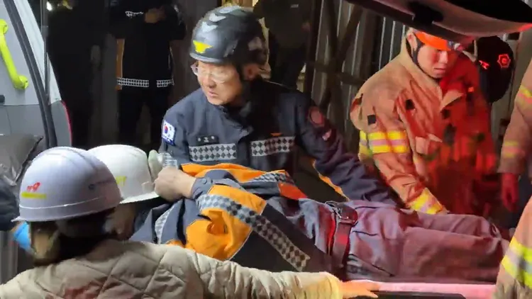 獲救礦工隨即被送醫。翻攝《朝鮮日報》