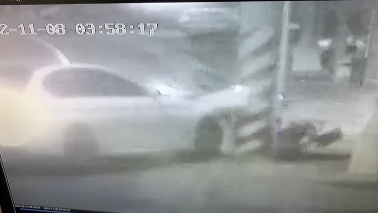 BMW白車中彈後失控撞擊燈桿。民眾提供