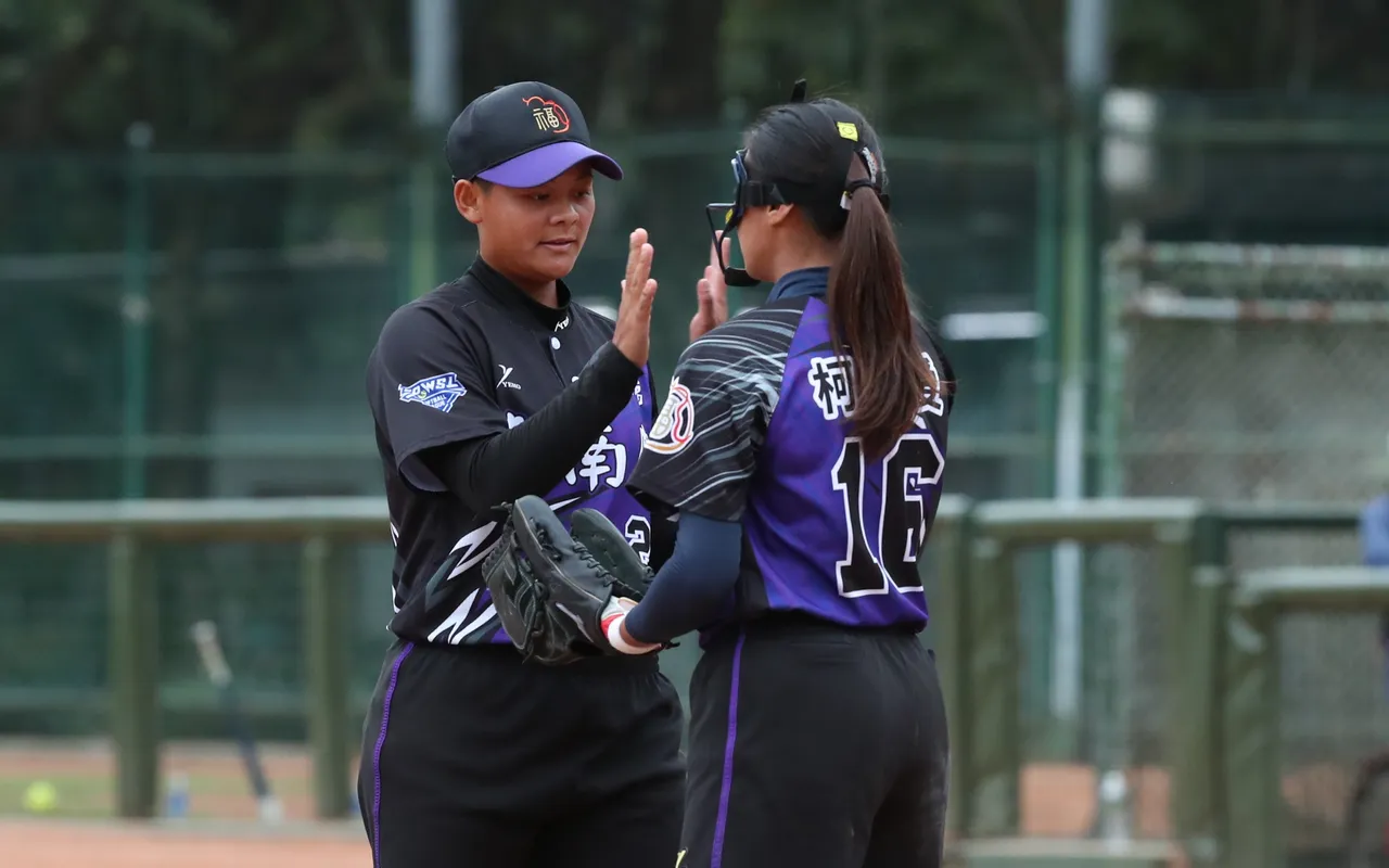 福添福嘉南鷹柯夏愛(左)在總冠軍戰拿下第2場完投勝。 企業女壘聯賽提供
