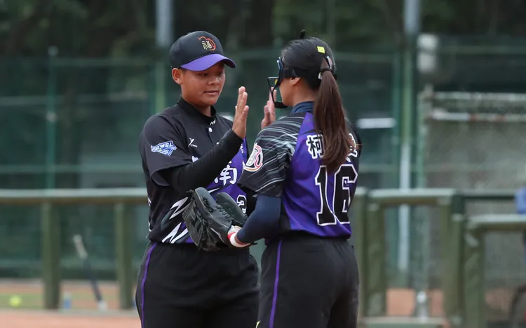 福添福嘉南鷹柯夏愛(左)在總冠軍戰拿下第2場完投勝。  企業女壘聯賽提供