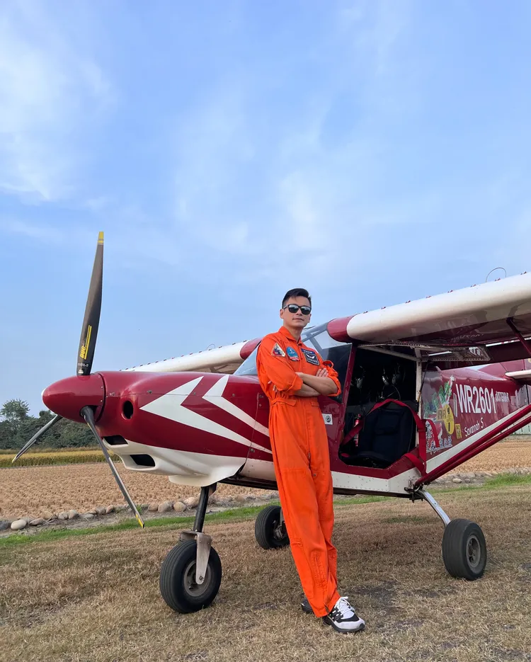 陳彥廷和輕航機合影。陳彥廷提供