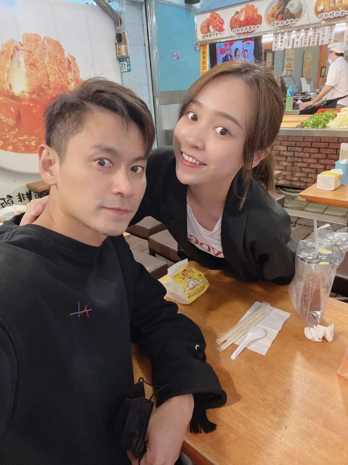 陳彥廷(左)很疼愛嫩妻呂璦唯。翻攝呂璦唯臉書