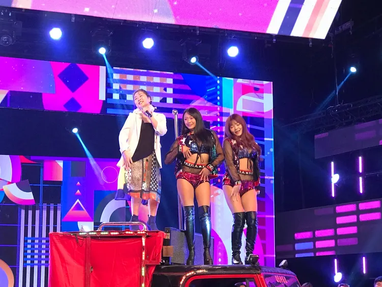 張秀卿(左)與性感舞團。民視提供