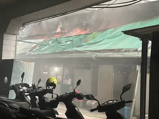 新店建國市場突竄火煙 2樓廢棄倉庫全面燃燒