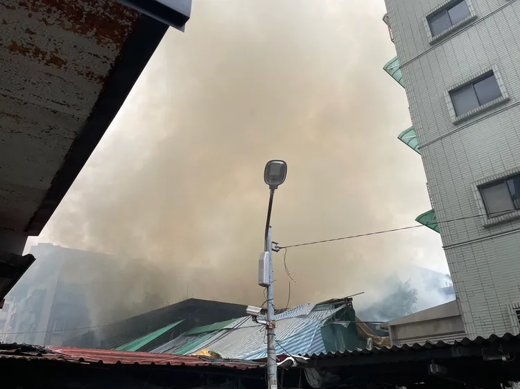 起火點為建國市場2樓廢棄倉庫，冒出大量濃煙。警消提供