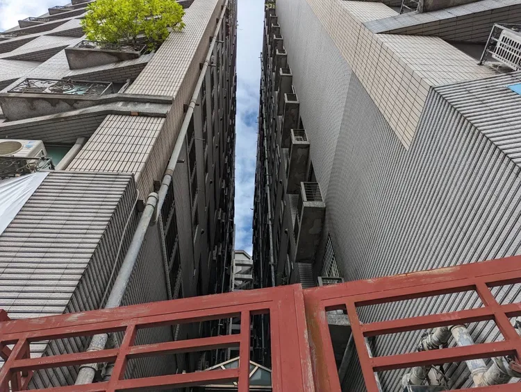 陳姓婦人墜落社區中庭明顯死亡。翻攝畫面