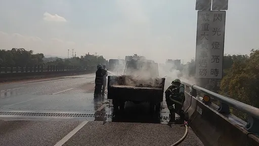 国道3号田寮段火烧车 警消奋勇扑灭火势