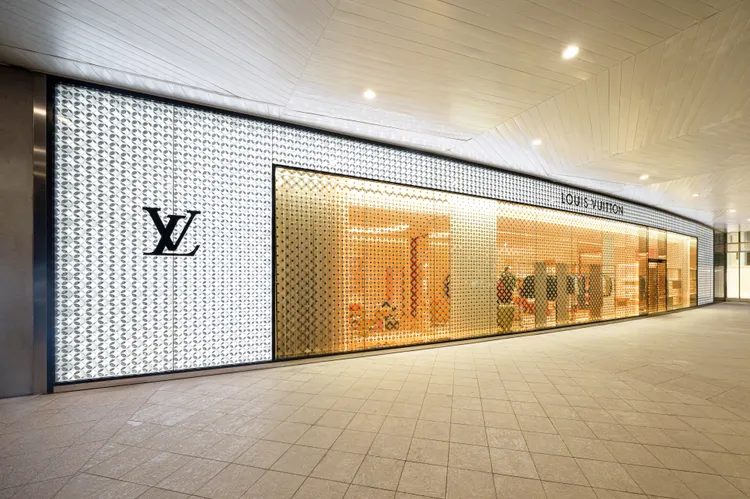 LV高雄漢神巨蛋店外牆設計，取自香港Lee Gardens品牌專門店鑲嵌著閃爍發光花朵標誌的銀色鏤空樣式。品牌提供