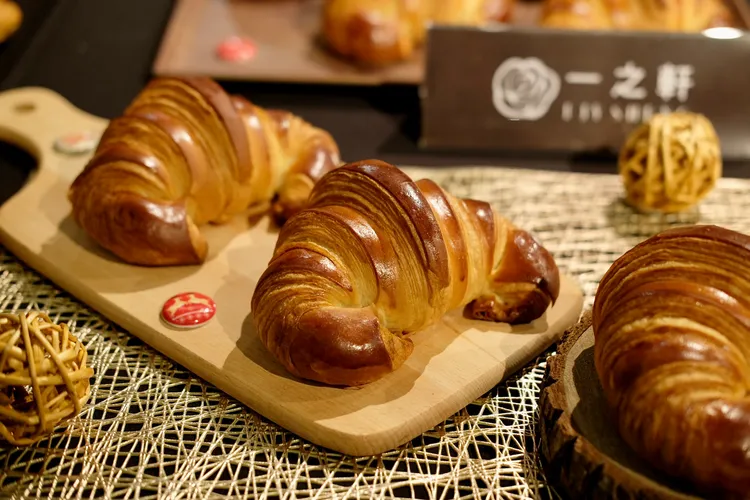 張世彬製作的萊思克傳統法式可頌，是將可頌麵團以隔夜低溫發酵再裹入奶油，經摺疊延壓，奶油風味層次鮮明。葉盛耀攝