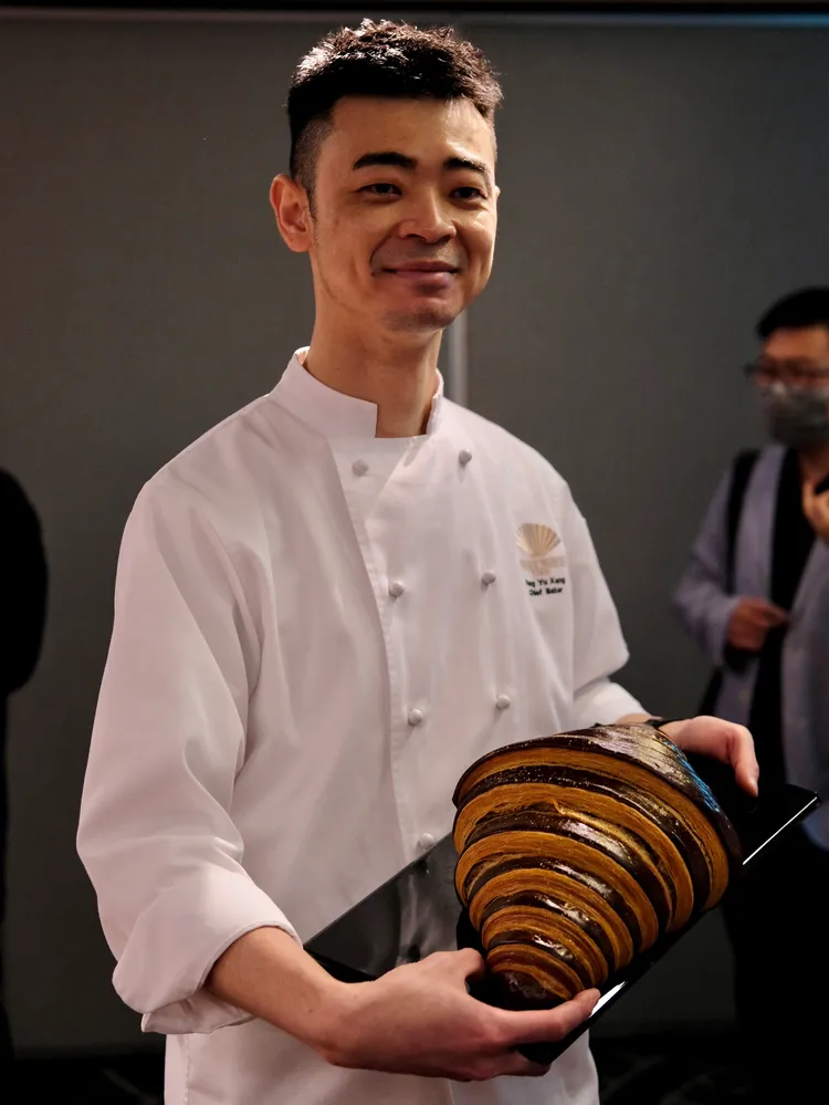 第二屆的冠軍康豐柚監製、德麥食品技師協力製作，成品總長40x22x18cm，重量約600克，堪稱全台最大雙色可頌。葉盛耀攝