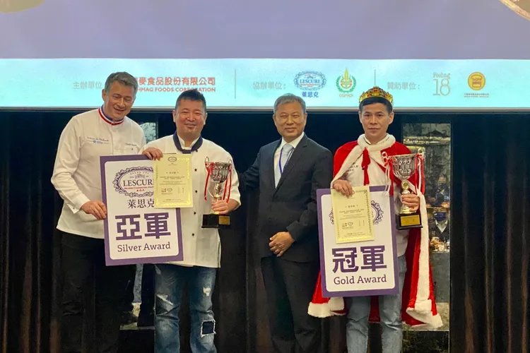 冠軍由張世彬(右1)、亞軍由卓宗賢(左2)奪得，並由德麥食品總經理吳文欽(右2)和法國MOF最佳工藝師Nicolas BOUSSIN頒獎。葉盛耀攝