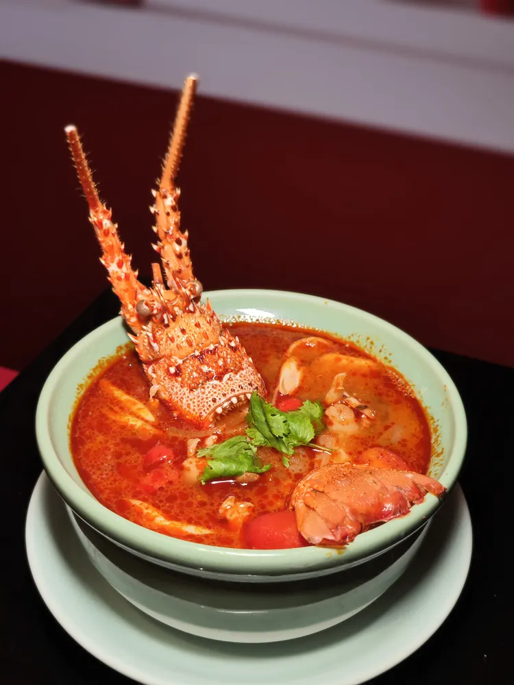 「鴻運金喜年菜組」中的酸辣龍蝦湯。田欣雲攝