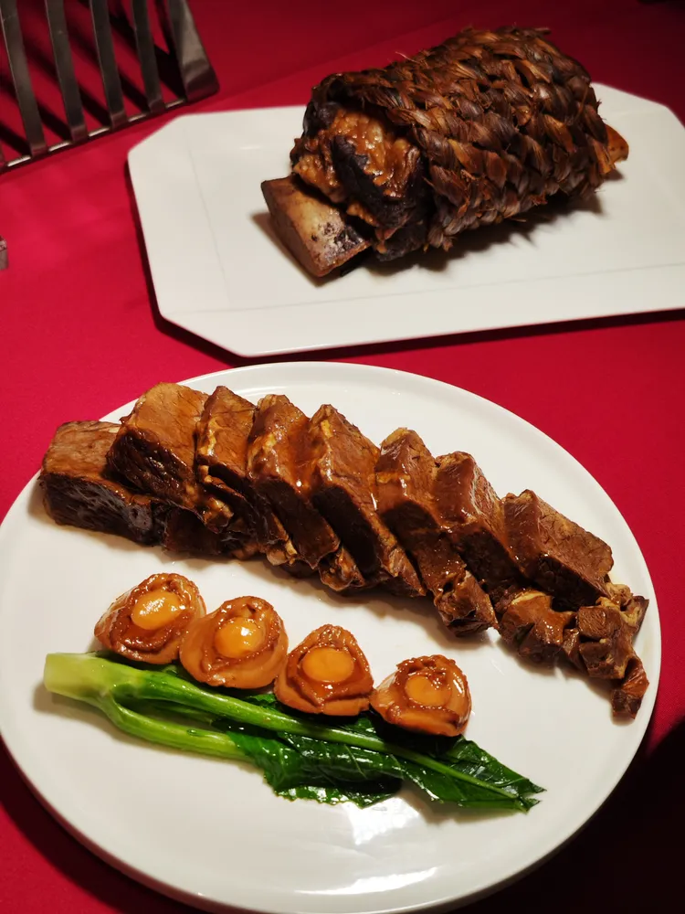 膠厚軟嫩的功夫菜「紅燜西施台塑牛」及老饕私房菜「紹興吟釀九孔鮑」。田欣雲攝
