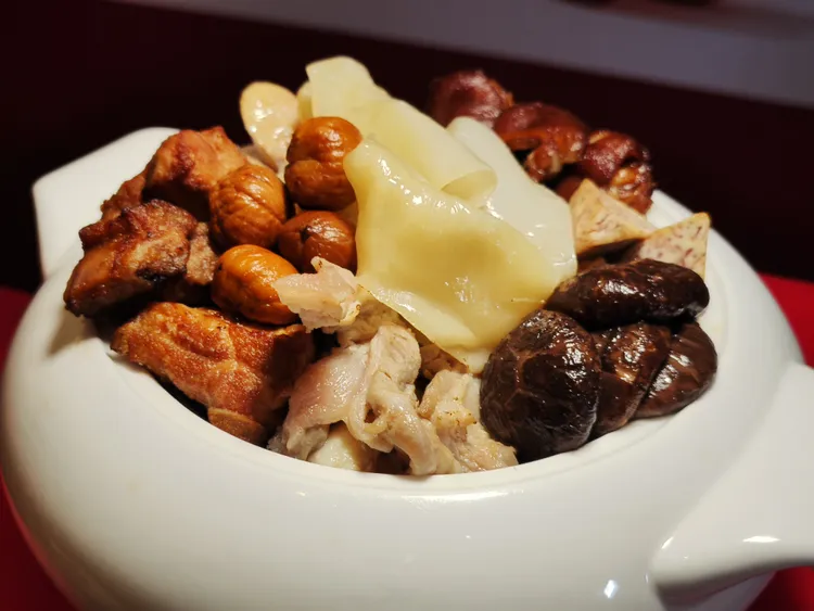 米其林入書推薦的經典砂鍋「一品雞」（7800元起）。推出智利八頭鮑魚或富有膠原蛋白花膠入湯的奢華年節版。田欣雲攝