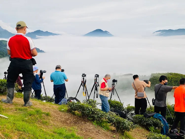 攝影愛好者群聚山頭拍攝美景。孫英哲攝
