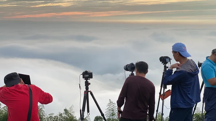 攝影愛好者等待最佳拍攝時機。孫英哲攝