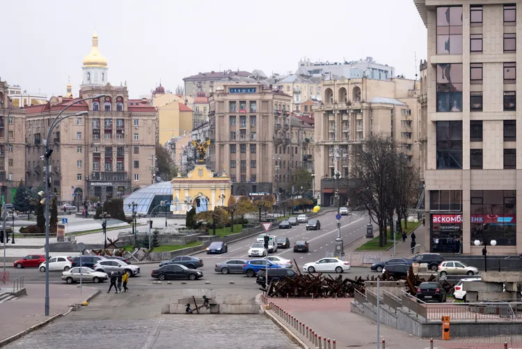 社群媒體流傳的位於烏克蘭的班克西風格塗鴉之一，藏在畫面下方破損的水泥矮牆面。路透社