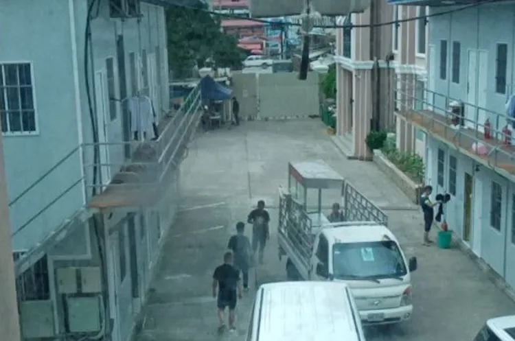 人蛇集團從台灣誘騙被害人遠赴柬埔寨，集體拘禁脅迫賣淫或是從事電信詐欺，（圖為柬埔寨當地拘禁地）。讀者提供