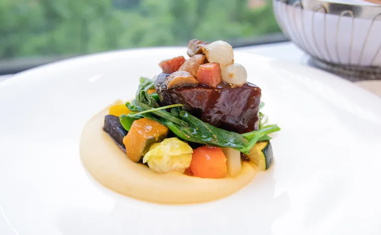 「露天風呂一日遊」可搭配午間套餐，歐陸餐廳中的菜色包含「慢燉澳洲和牛牛臉頰」等。業者提供