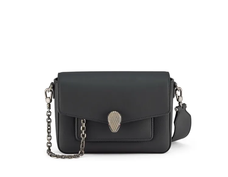 Serpenti Forever霧面黑斜背包，約7萬3100元。品牌提供