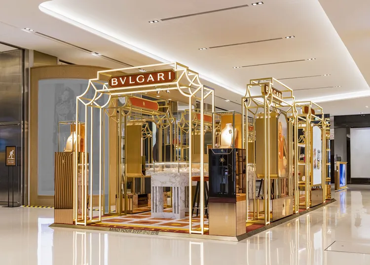 寶格麗遠百竹北限定店預計開設至2023年第2季，店裝以5扇金色黃銅拱門，勾勒出羅馬康多堤大道總店神韻。品牌提供
