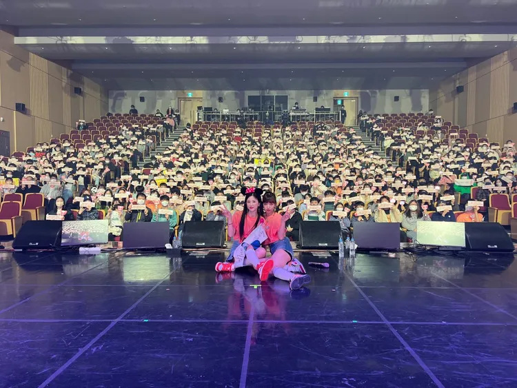 CHOBOM日前在首爾舉辦見面會，全場座無虛席。@Official.Apink2011
