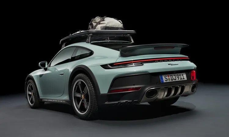 911 Dakar 底盤離地高度，較搭載跑車化懸吊的 911 Carrera 增加 50 mm。原廠提供