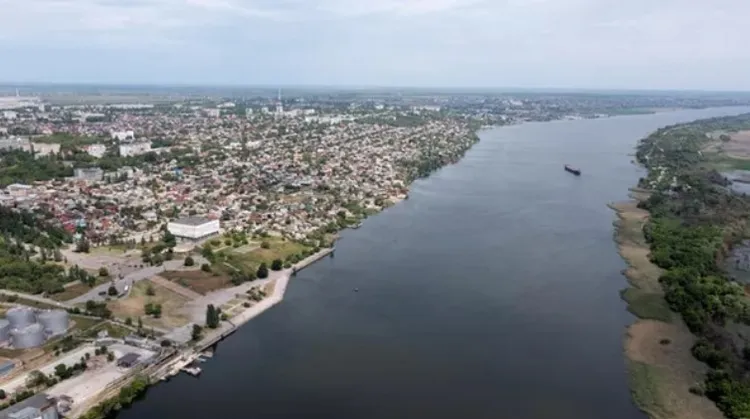 赫爾松城區在聶伯河西岸（圖左），俄軍撤離後只能憑著聶伯河天險防守。法新社資料照片