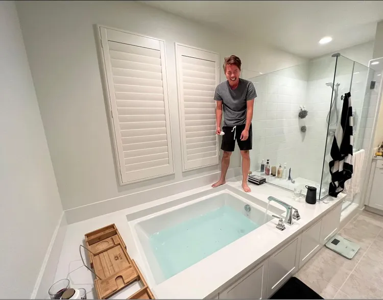 老公開始清理，浴缸熱水都變冷水了。翻攝御姊愛臉書