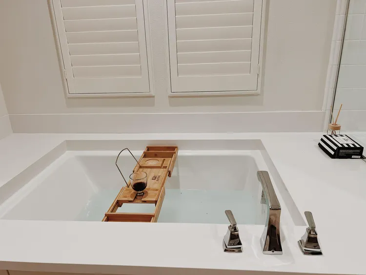 泡澡可以邊看劇。翻攝御姊愛臉書