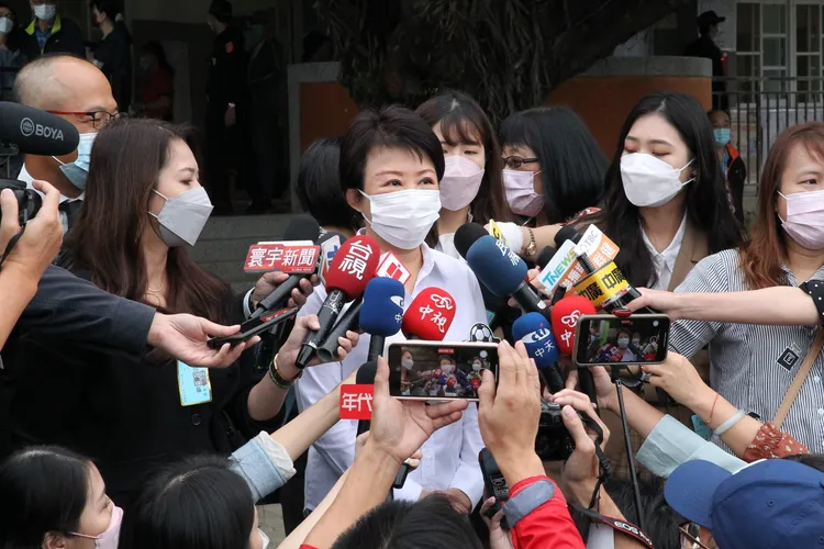 盧秀燕受訪時聲音沙啞，她說是因為這幾天車掃拜票太過賣力導致。張喆喜攝