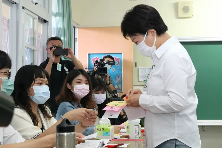 盧秀燕上午到健行國小投下神聖一票。張喆喜攝