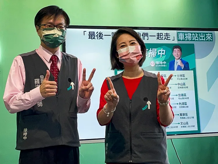 吳思瑤提醒支持者，投票日不能戴著主視覺口罩去投票。賴昀岫攝