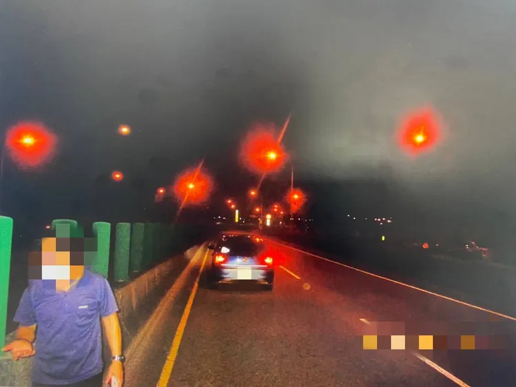 警方昨天深夜到事發現場勘驗蒐證。讀者提供
