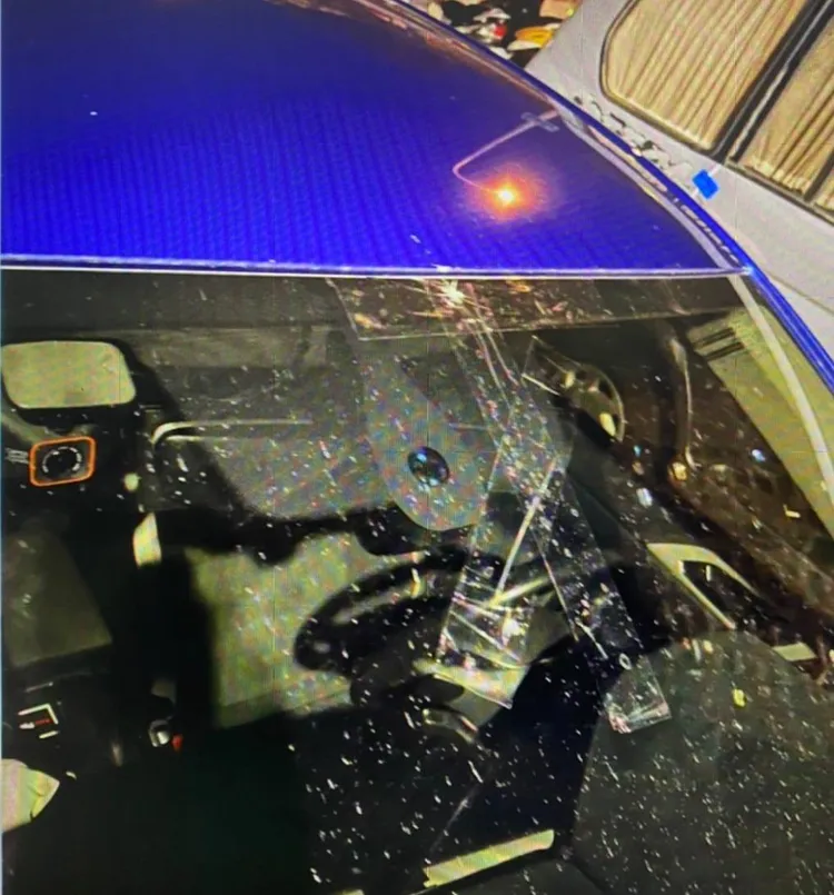 遭鐵條砸中的自小客車。讀者提供